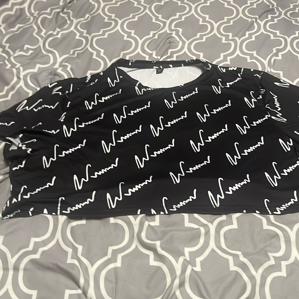 Black-and-white shein half shirt